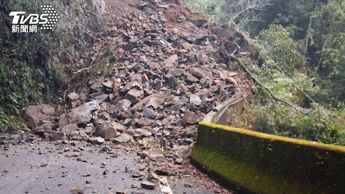 雨襲山區!大雪山林道巨石崩塌阻斷道路 森林遊樂園急休園