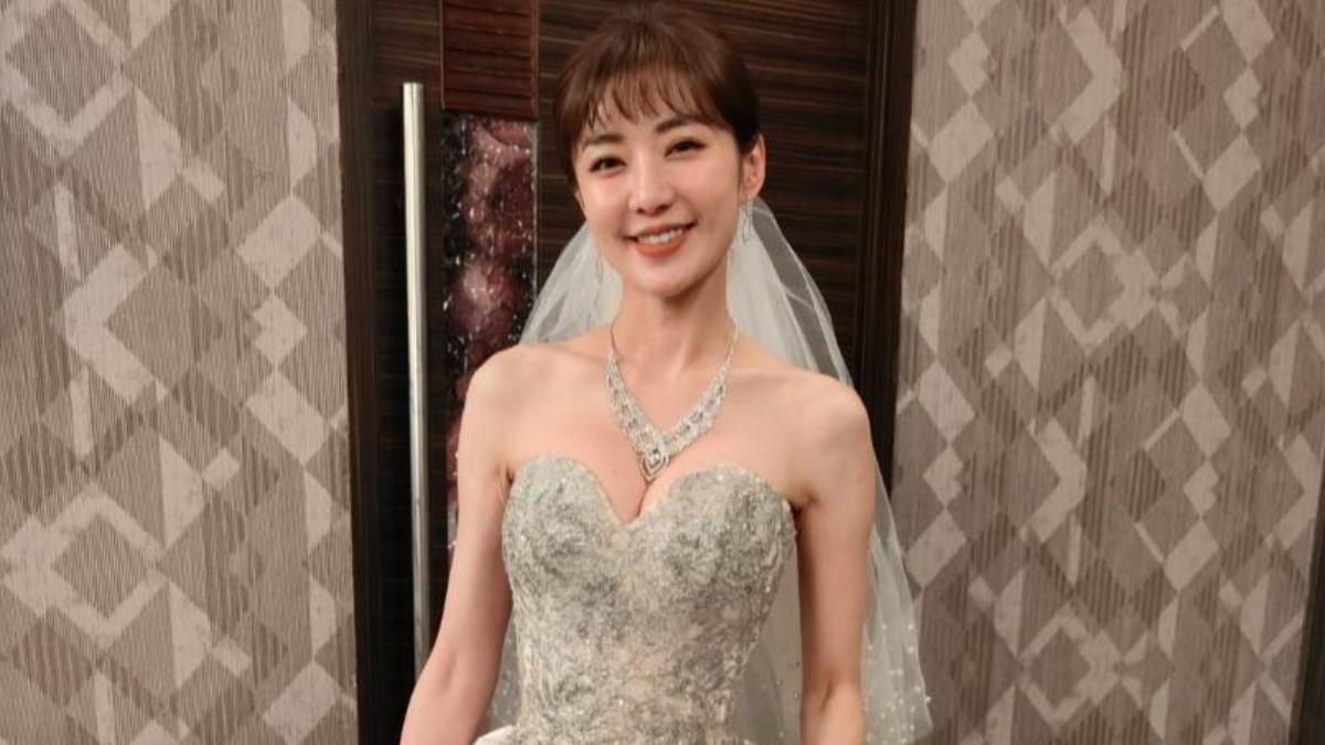 羅巧倫披上深V婚紗，豐滿好身材藏不住。（圖／J2 Plus 婚紗攝影提供）