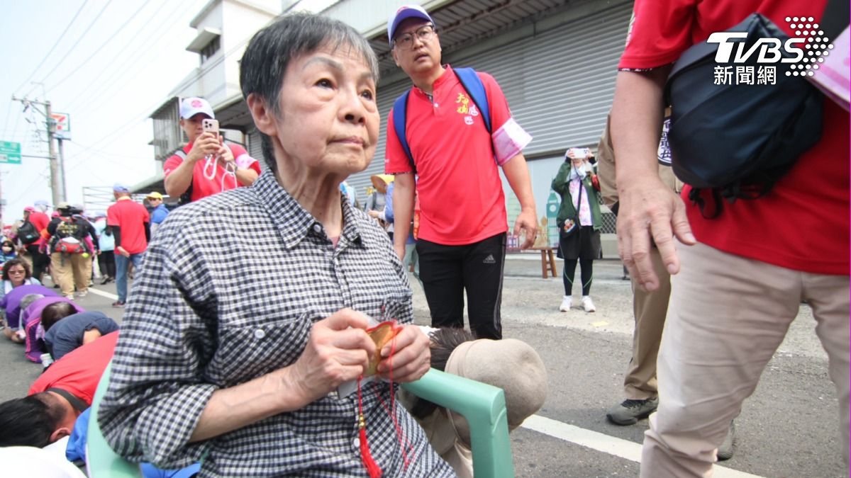 婦肺積水命危躺40天！女兒求大甲媽奇蹟康復　帶金牌叩謝聖母