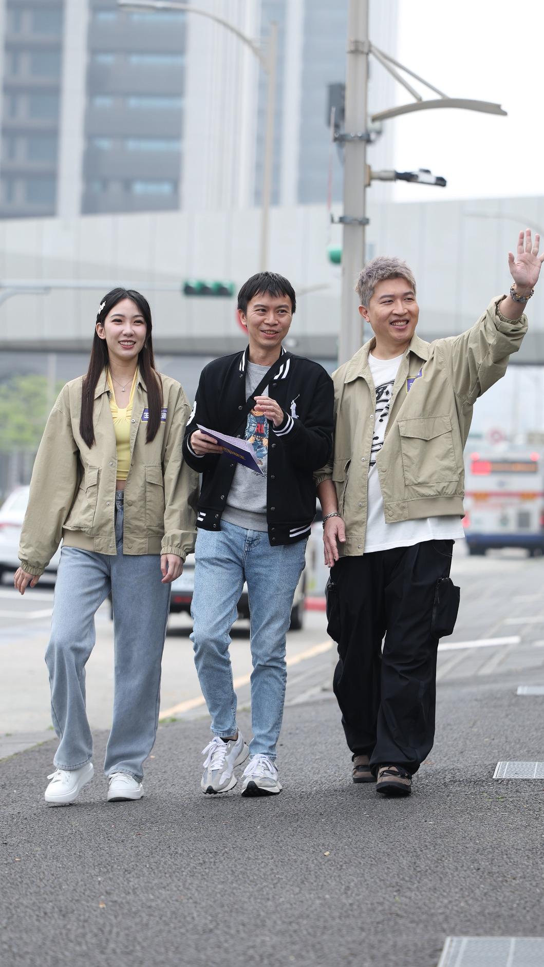 張立東(右)主持新網路節目《王牌住選員》。(圖/Yahoo提供)