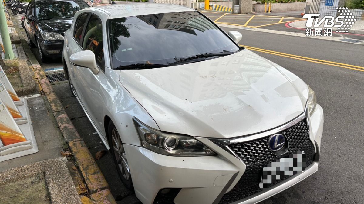 警方查扣LEXUS自小客車1部。(圖/TVBS)
