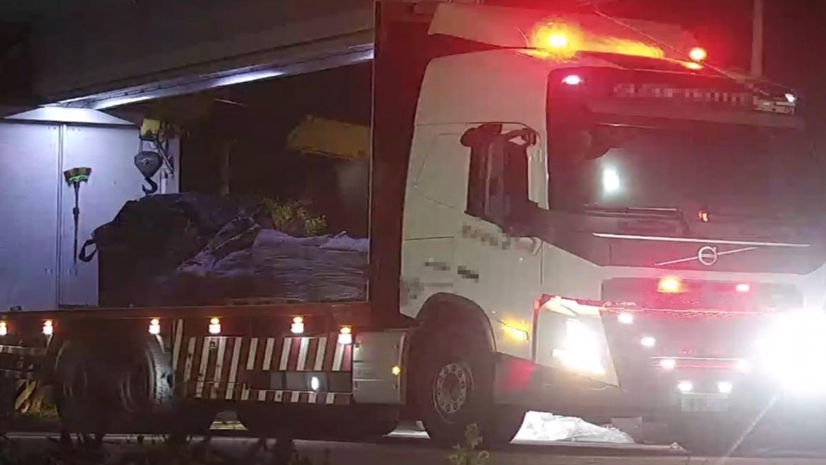 利用鷗翼車障蔽視線 假載貨之名行偷倒之實(圖/宜縣環保局提供)