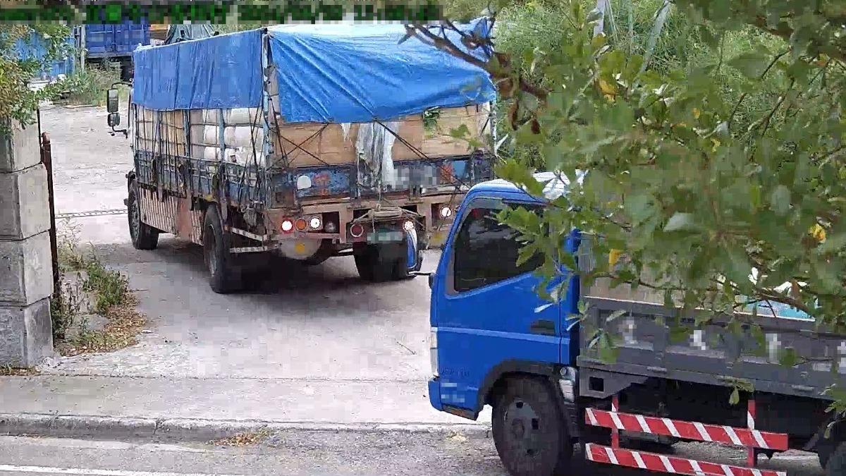 利用棚布遮掩 貨車假運菜真載廢(圖/宜縣環保局提供)