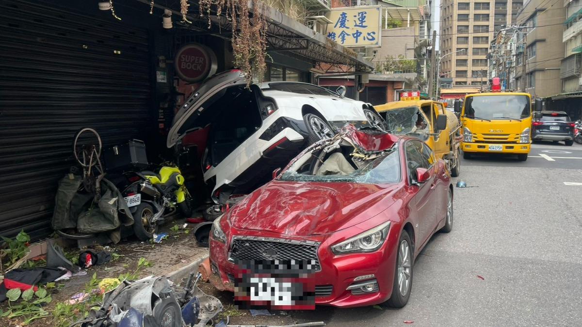 士林小轎車巷內暴衝撞倒無辜騎士 疑駕駛疑誤踩油門釀禍