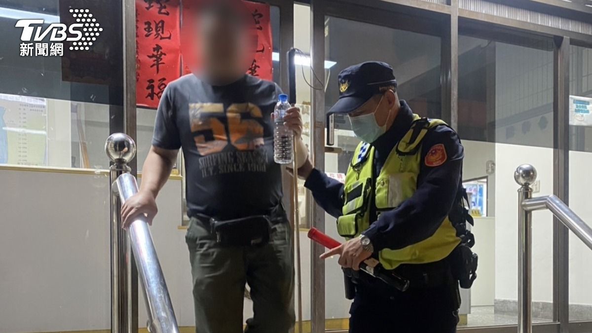 何男儘管視力受限、生活充滿挑戰,他仍認為自己與他人無異。(圖/TVBS)
