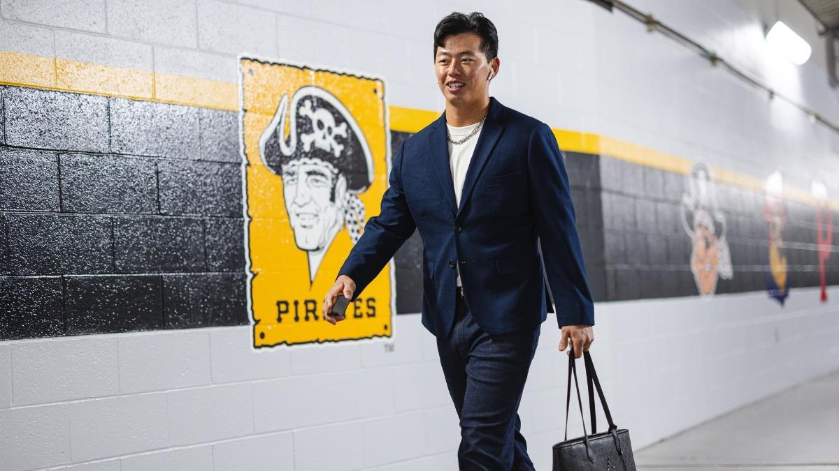 鄭宗哲抵達球場。(圖/翻攝自FB@Pirates)