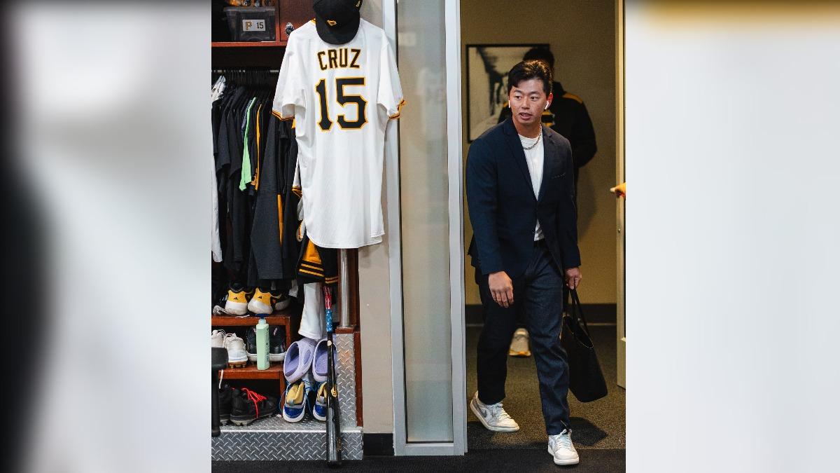 鄭宗哲進入休息室。(圖/翻攝自FB@Pirates)