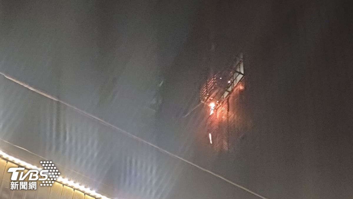 窗戶外突竄火!基隆民宅凌晨火警 住戶睡夢中驚醒急逃
