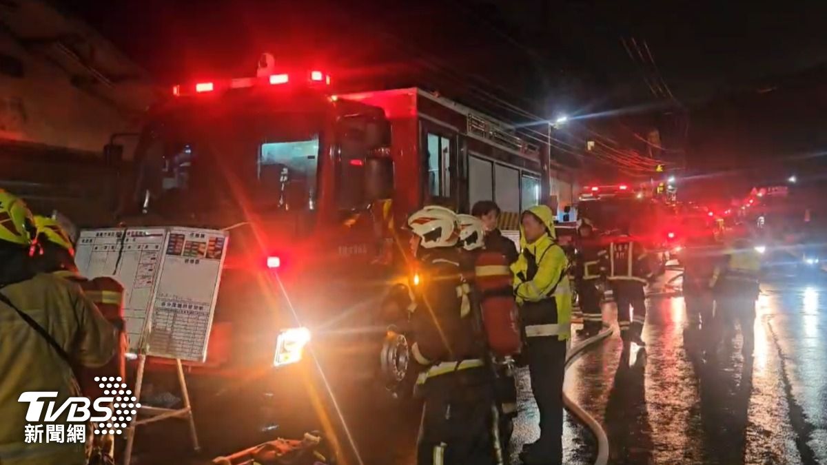 突如其來的火警驚醒不少睡夢中住戶。(圖/TVBS)
