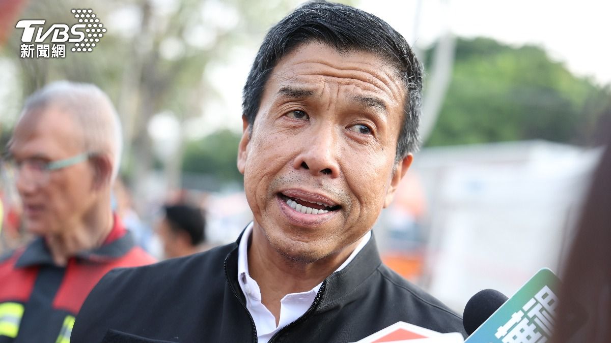 曼谷市長查猜清晨七點就在災區現場坐鎮。(圖/華子琛攝)
