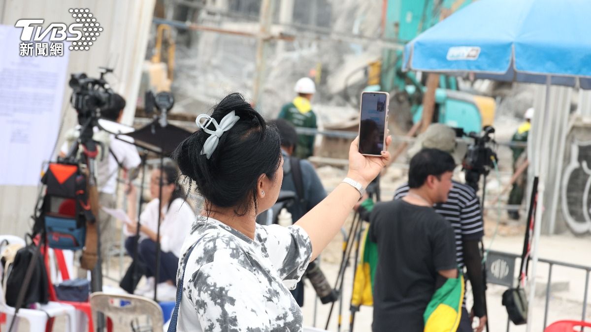 許多一般民眾進入災區以手機直播搜救進度。(圖/華子琛攝)