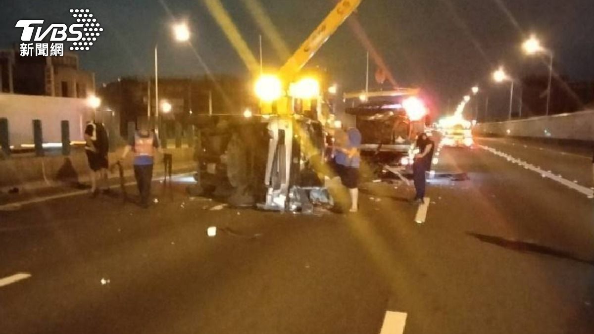 小貨車駕駛林男反應不及撞上並翻車。(圖/TVBS)