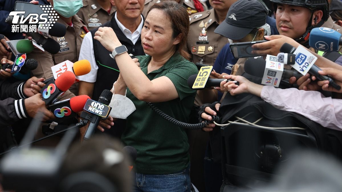 曼谷副市長卡莫維拿著大聲公,代表官方首度在現場正式說明搜救進度。(圖/華子琛攝)