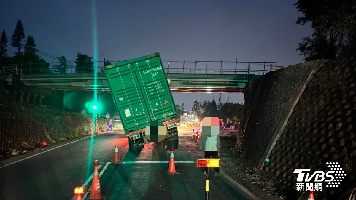 有片/新北曳引車自撞卡便橋!長榮貨櫃險掉落 驚險畫面曝