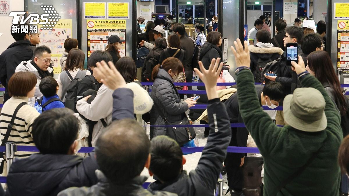 上班族輪調.新鮮人上工 親友機場送行給祝福