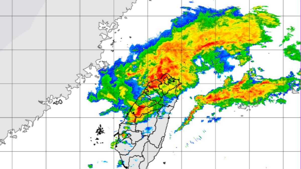雷達迴波顯示，目前鋒面正通過台灣，中部以北留意雷陣雨。（圖／氣象署）