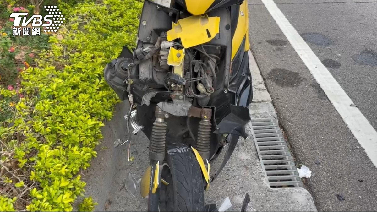 機車追撞前方小客車,車頭近乎全毀。(圖/TVBS)