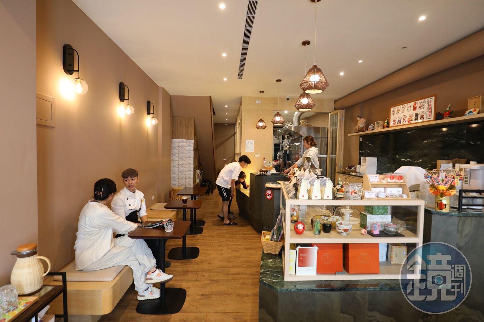 以日式簡約風格打造的店鋪,侘寂風的淡雅色調讓人進店馬上就放鬆下來。(圖/鏡週刊)