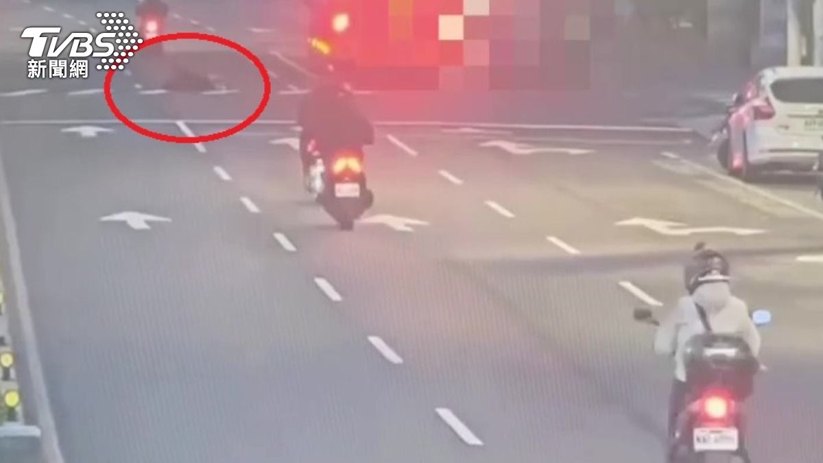 陳翁倒地後再被後方2機車輾過導致傷重不治。(圖/TVBS)