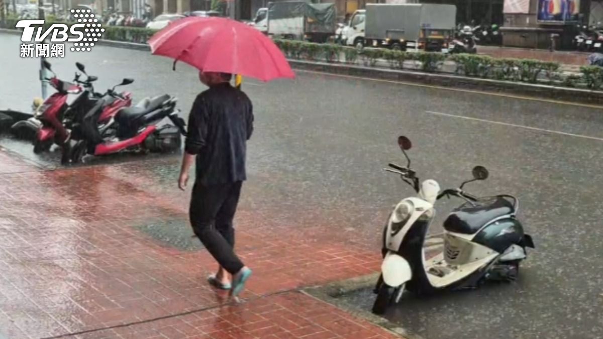 桃園平鎮雨勢猛烈，部分地區傳出淹水災情。（圖／TVBS）