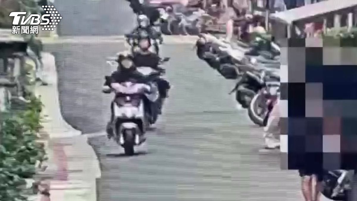 事發前嫌犯於後方疑似惡意逼車。(圖/TVBS)