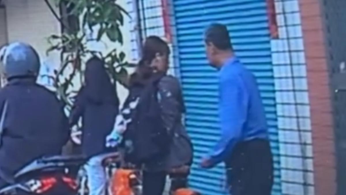 少女發現詭異行徑後立即回頭，藍衣男子才趕緊後退。（圖／翻攝自thread）