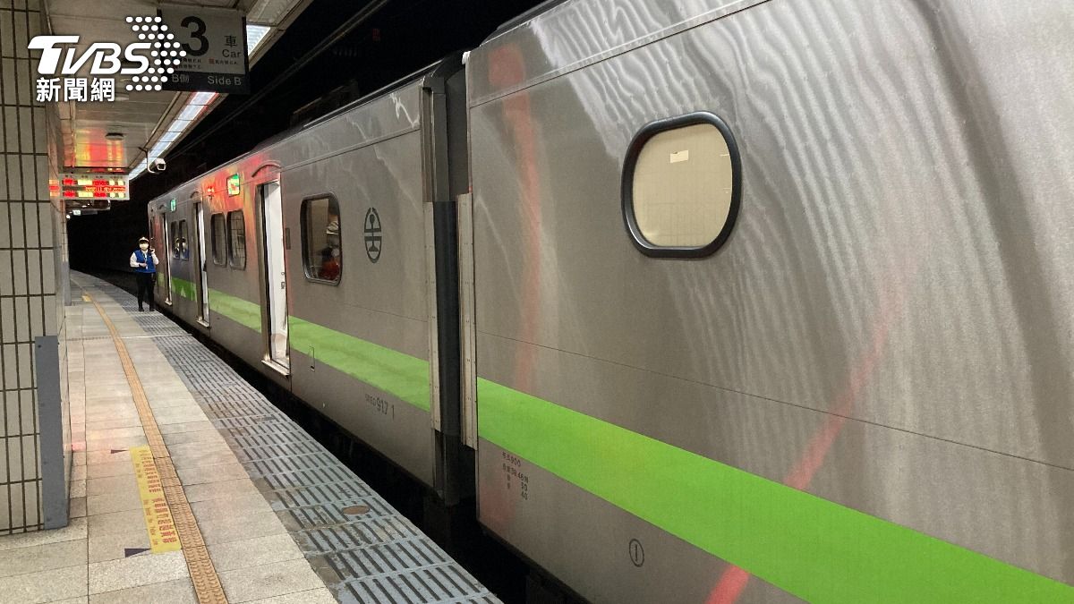 暴雨突襲桃園!內壢至中壢鐵道遭淹 台鐵部分列車停駛