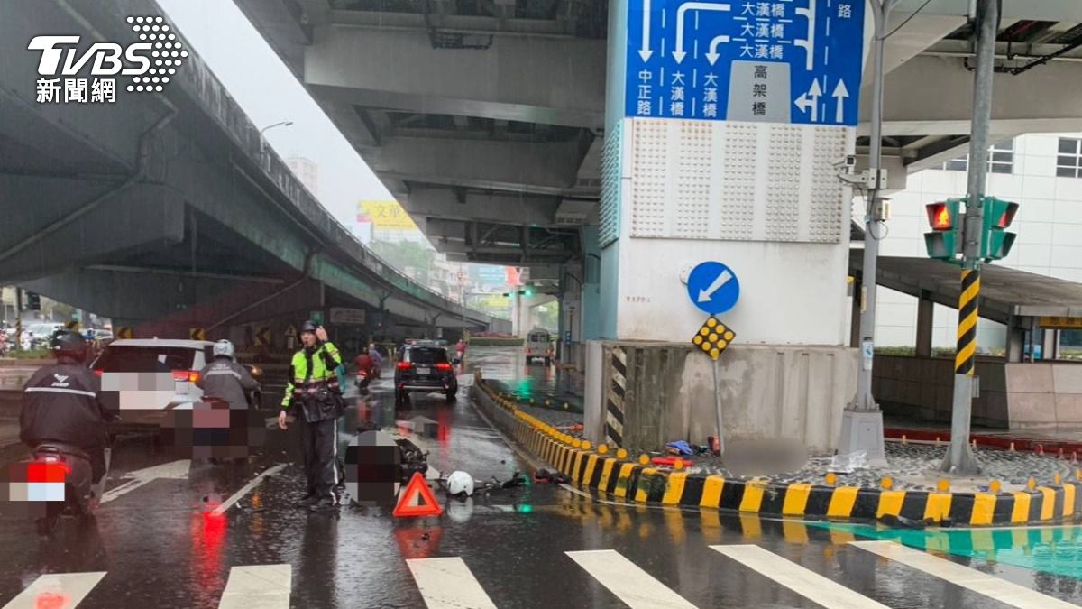 快訊/新北33歲騎士捷運站前自撞橋墩 頭部重創亡