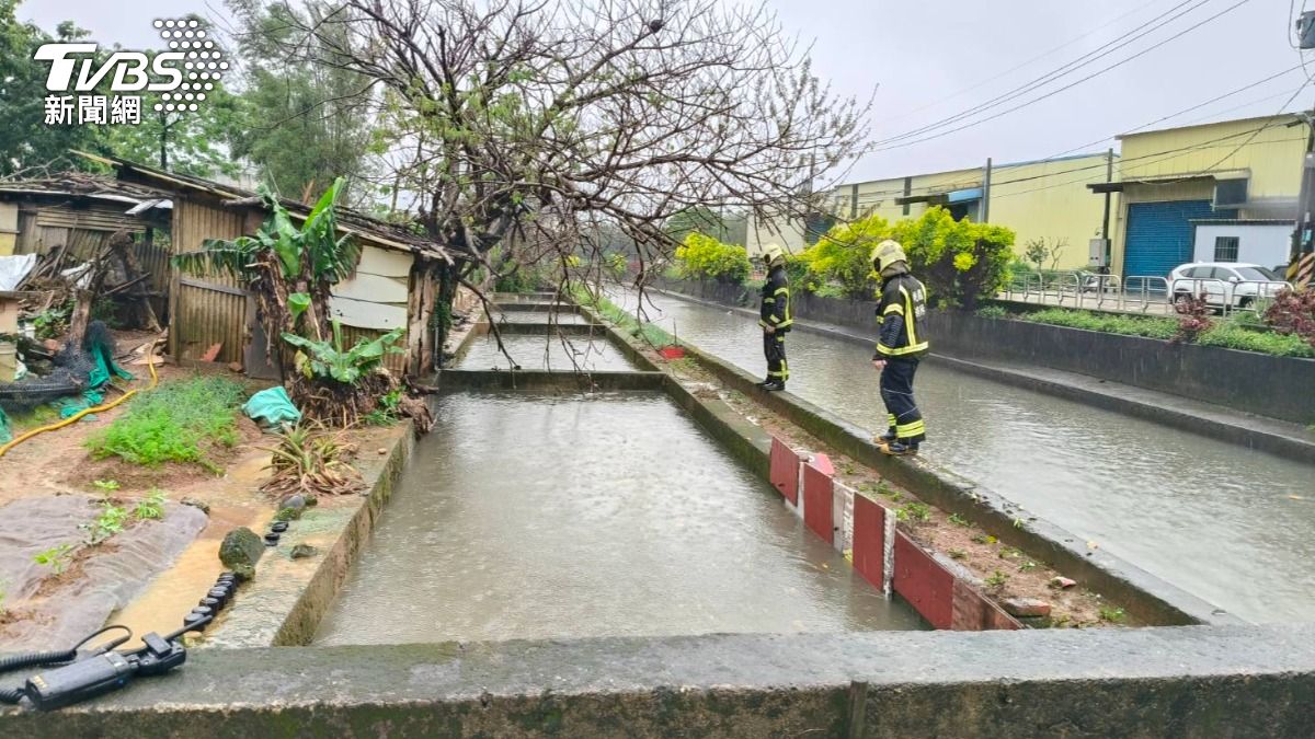 大雨狂襲!桃園地下道「工人遭沖走失蹤」 警消全力搜救