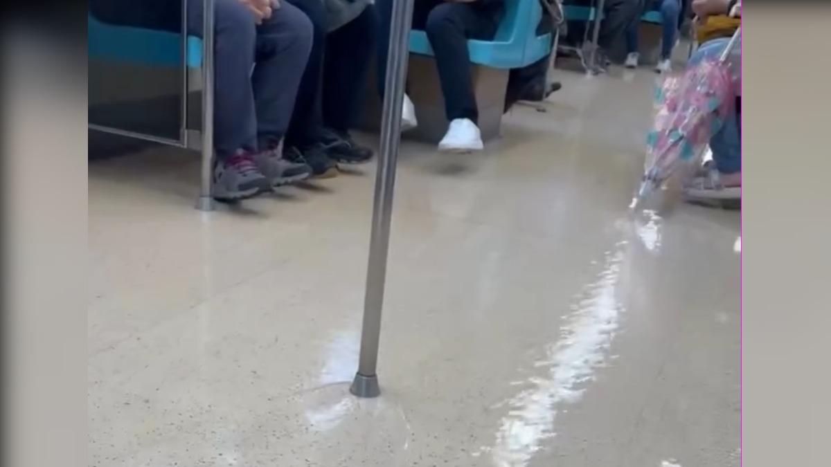 大雨灌進淡水捷運車廂宛如小河。（圖／翻攝自網友影片）