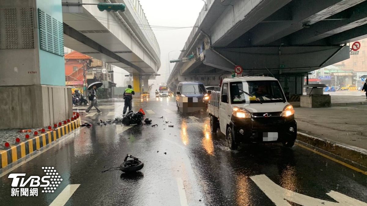 機車的車殼、車輪當場噴飛四散。（圖／TVBS）