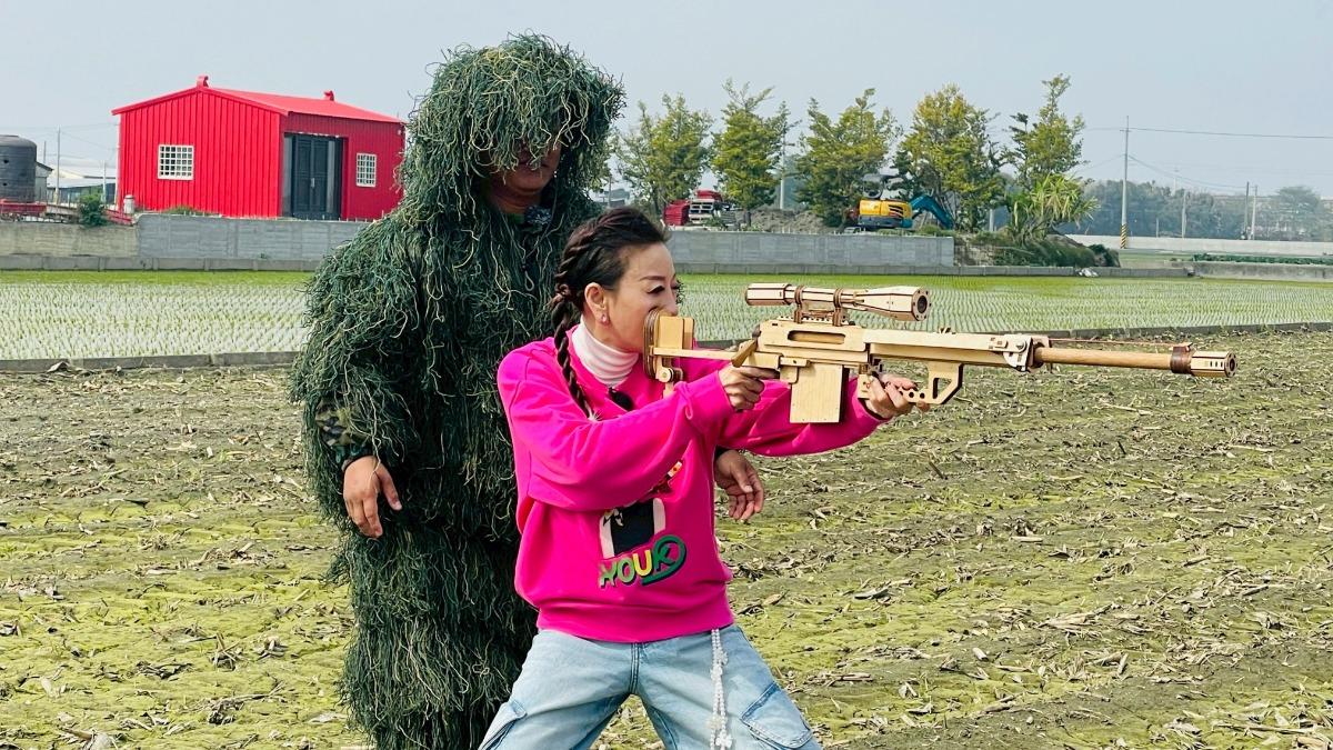 楊繡惠出手射擊。(圖/民視提供)