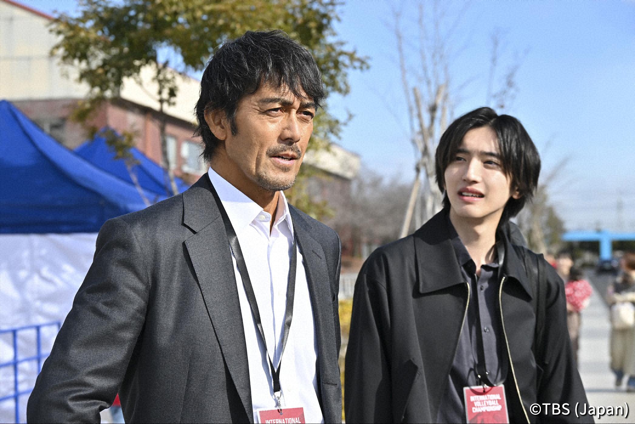 阿部寬(左)、道枝駿佑帶來《新聞主播》。(圖/Hami Video提供)