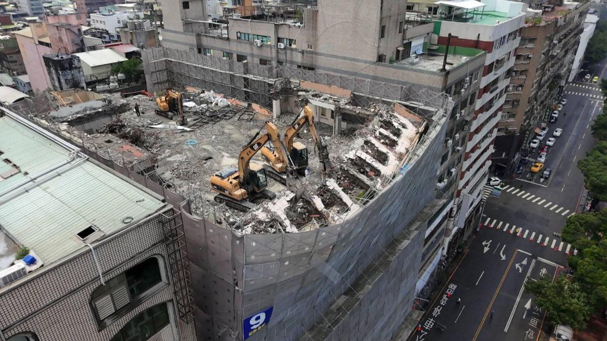 中區公園路一處建案高樓鷹架於雨後發生嚴重傾斜。（圖／民進黨台中市議員黃守達提供）