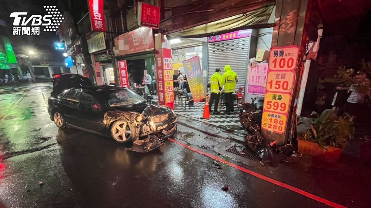 基隆該名男子疑似毒駕,撞壞路邊車輛,再失控衝進騎樓。(圖/TVBS)