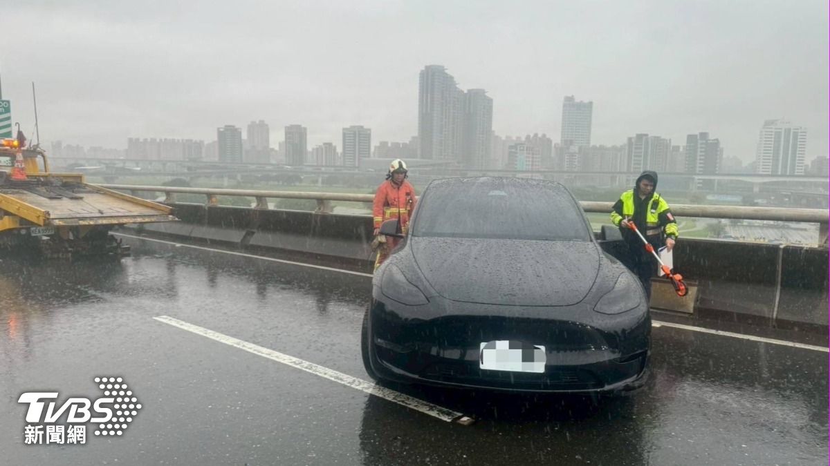 天雨路滑!台64特斯拉自撞安全島 駕駛命大僅輕傷