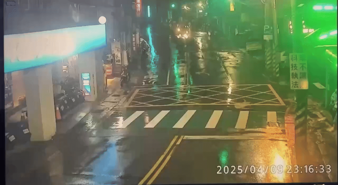 有片/基隆毒蟲開車失控!連撞6車「再傷路人」 驚險畫面曝