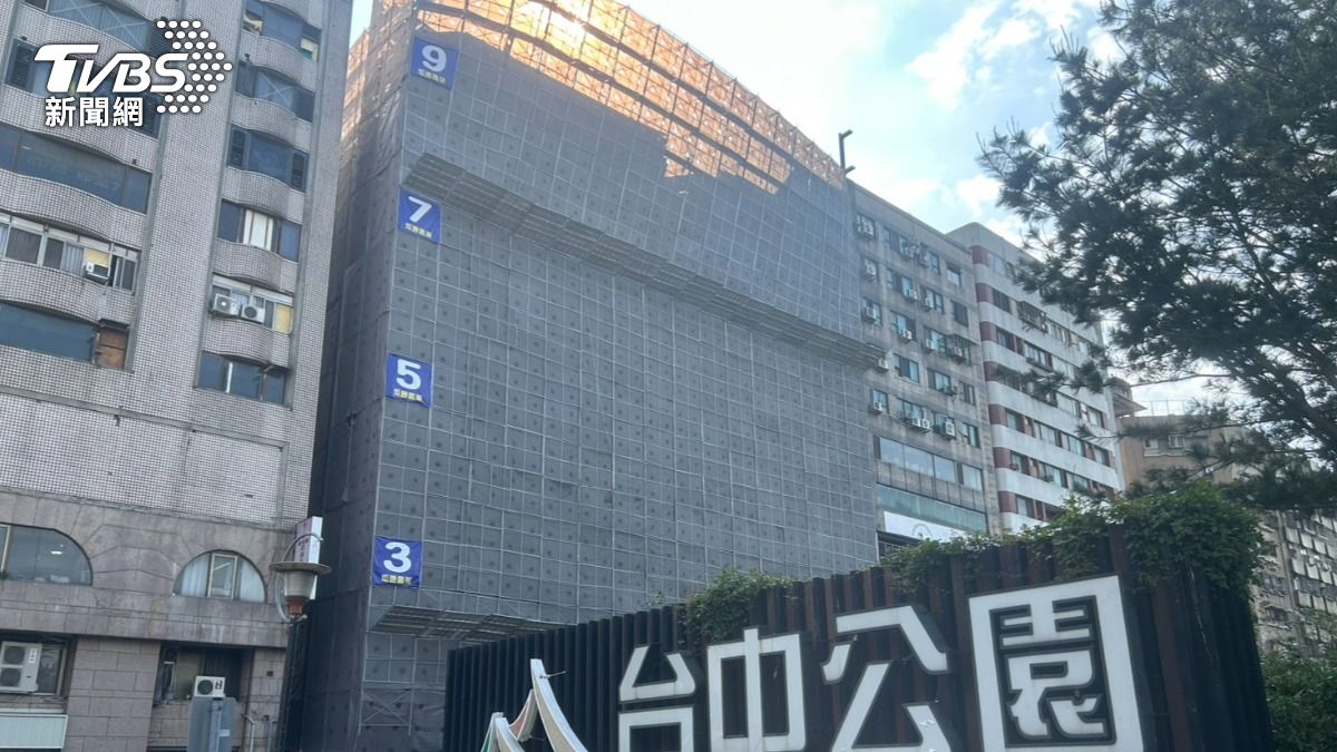 台中公園旁商旅拆除出事!高樓鷹架傾斜 路段解封時間曝
