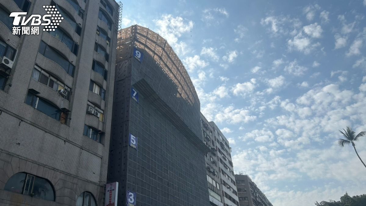 未料今日發生鷹架傾斜，好在無人員及財損。（圖／林冠丞攝）