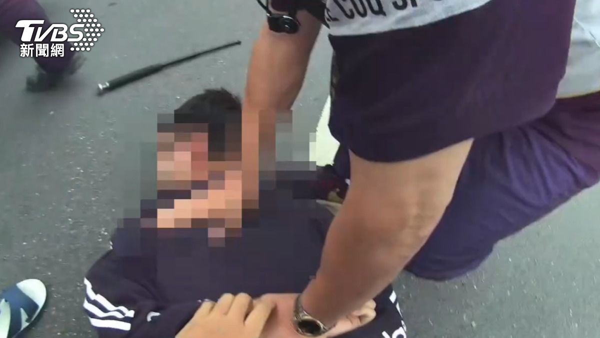 警方逮捕面交取款的呂姓嫌犯及負責監控的楊姓嫌犯。(圖/TVBS)