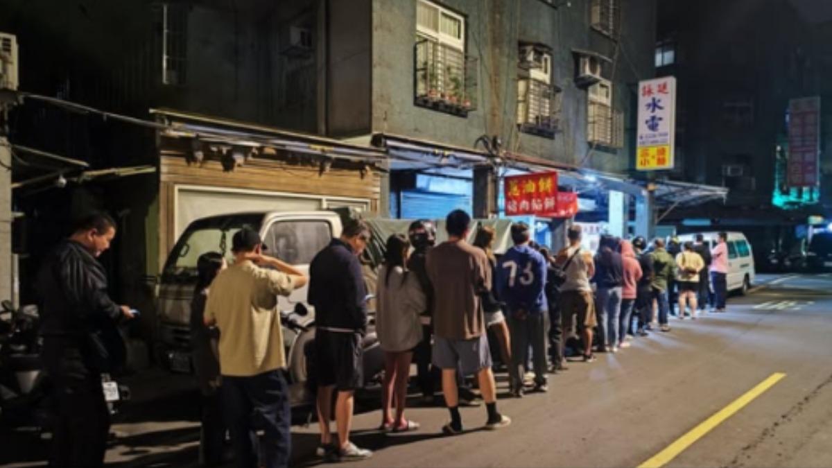 凌晨出現長長人龍排隊購買。(圖/翻攝自臉書「我是萬華人」)
