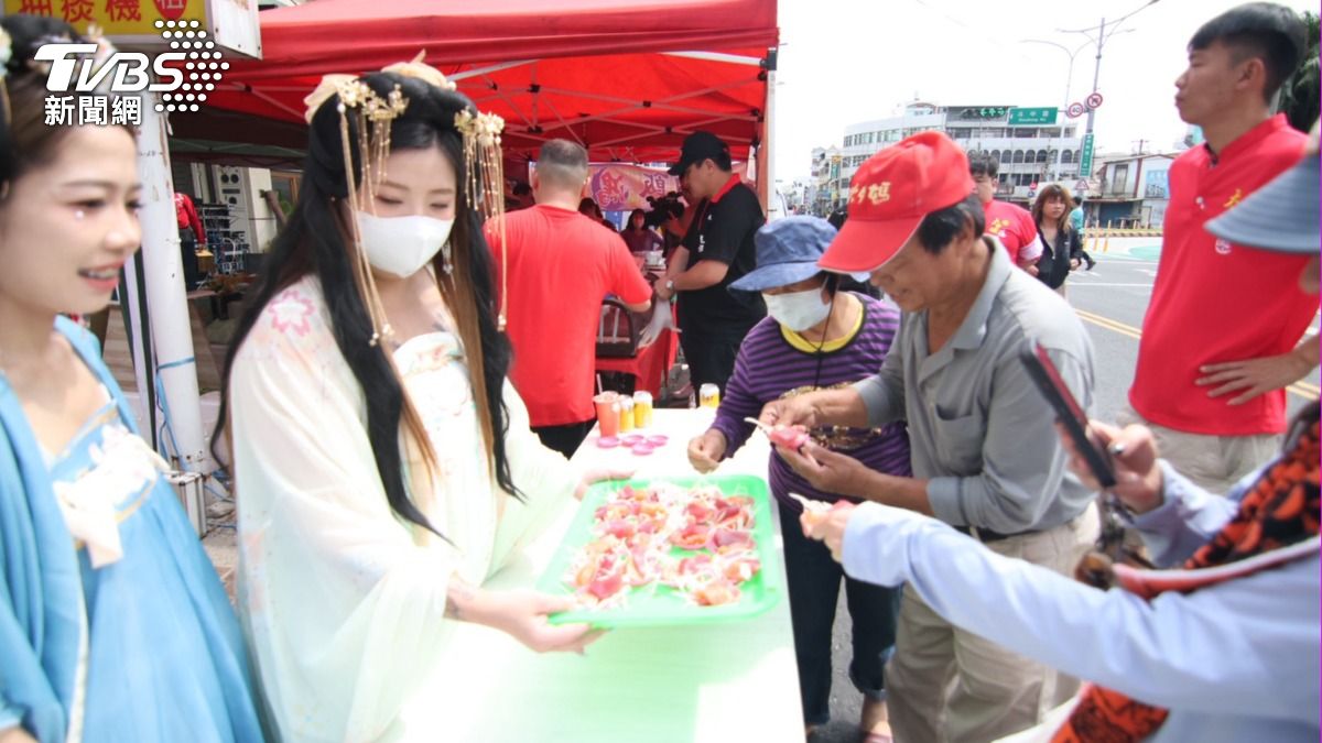 信徒開心品嚐黑鮪魚。(圖/TVBS)
