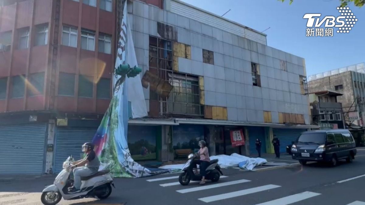 宜蘭9公尺帆布遭強風吹落!一度擋道「用路人急閃」