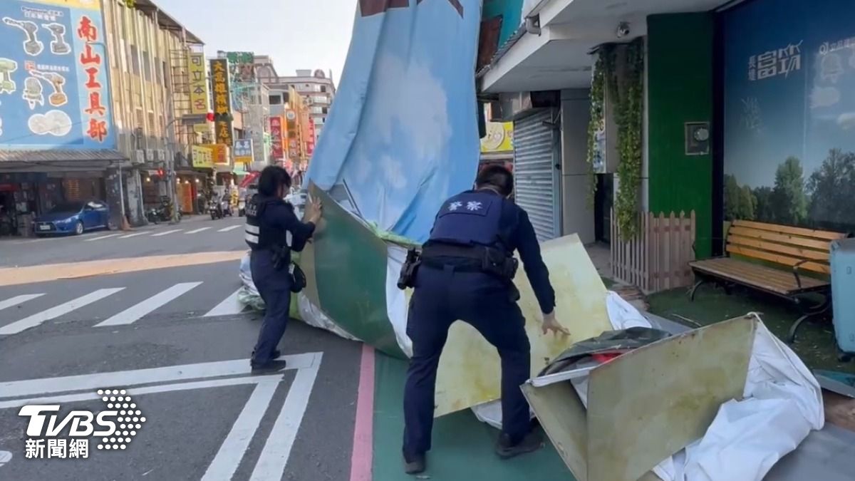 警方第一時間先將帆布推至路旁。(圖/TVBS)