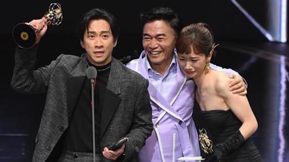 吳宗憲(中)、陳漢典(左)、LULU主持《綜藝大熱門》勇奪金鐘獎感動落淚。(圖/好看娛樂提供)