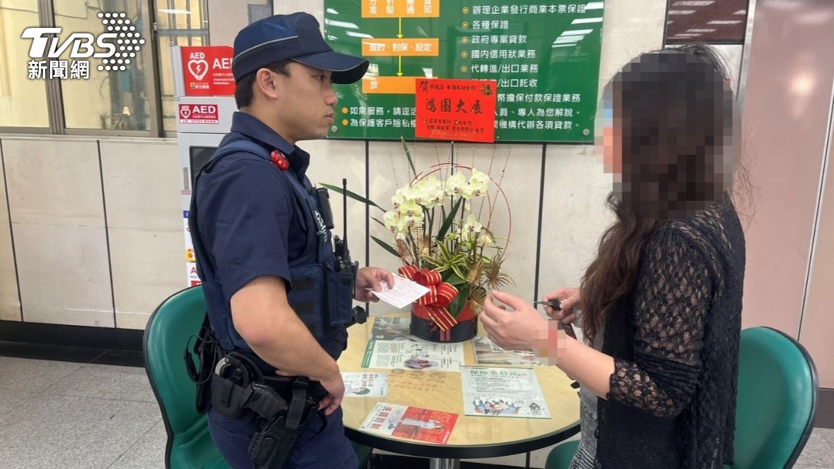 何婦被金錢沖昏頭，便前往銀行準備解50萬定存，想投資房地產。（圖／TVBS）