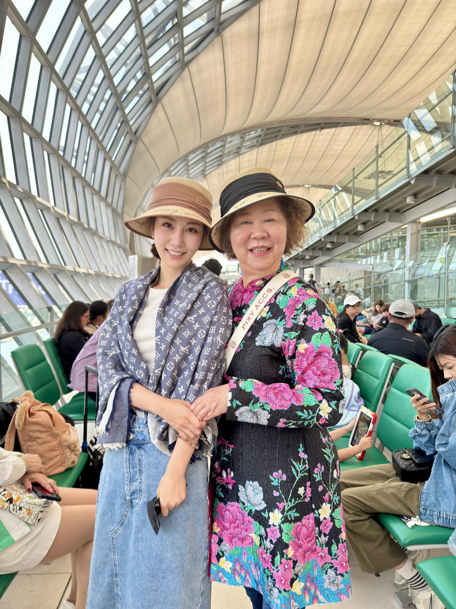 曾莞婷在臉書曬出一張與媽媽出遊合照。(圖/翻攝自曾莞婷臉書)