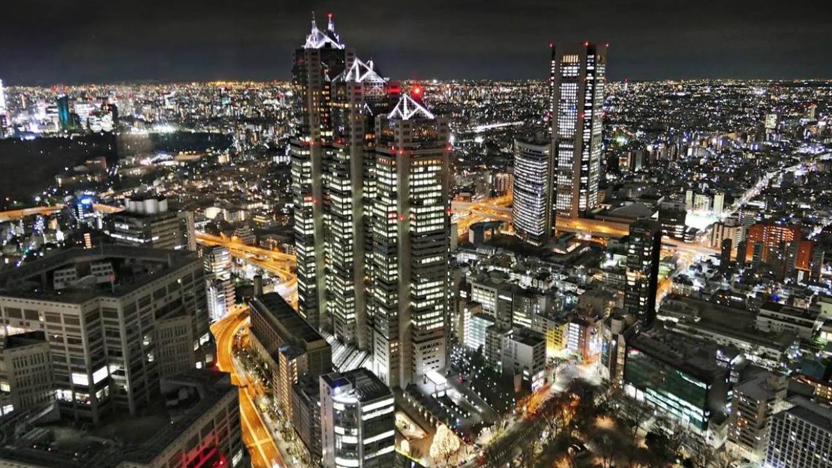 「東京都廳展望台」位於45樓,提供360度的全景視野。(圖/「慢慢與Byron的旅行泡泡」提供)