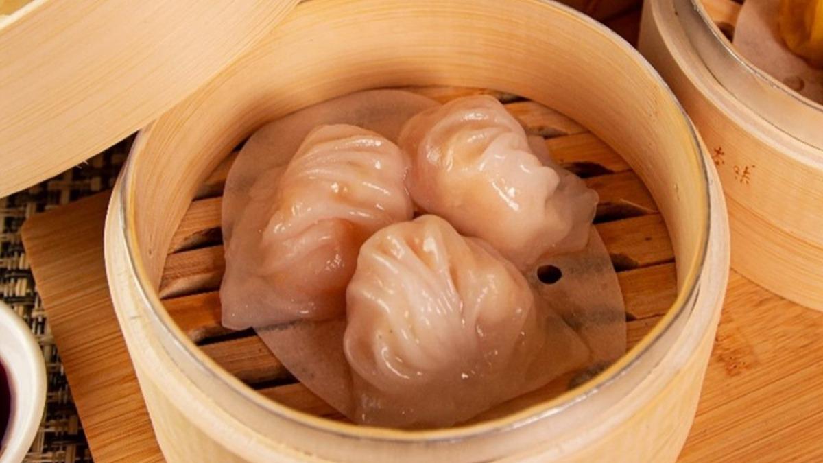 「水晶蝦餃皇」包了整隻鮮甜白蝦。(圖/「點八餐飲集團」提供)