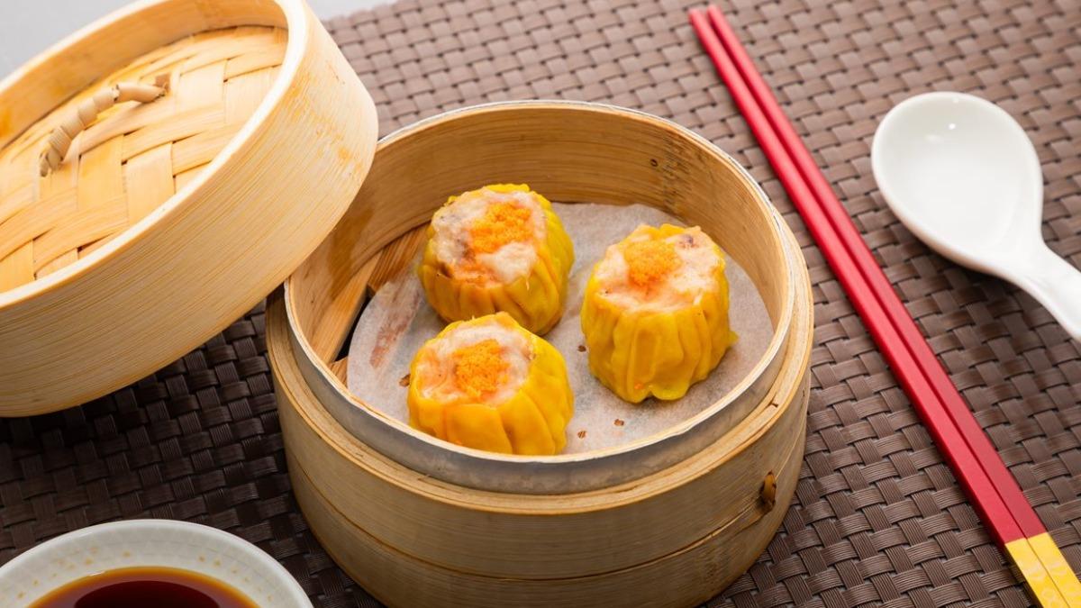 首推「魚子鮮燒賣」以手工豬肉內餡搭配彈牙鮮蝦。(圖/「點八餐飲集團」提供)